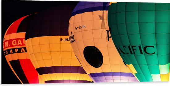 WallClassics - Dibond - Vier Verschillende Kleuren Luchtballonnen in het Donker - 100x50 cm Foto op Aluminium (Wanddecoratie van metaal)