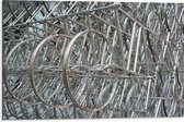 WallClassics - Dibond - Rekken vol Fietswielen - 75x50 cm Foto op Aluminium (Wanddecoratie van metaal)