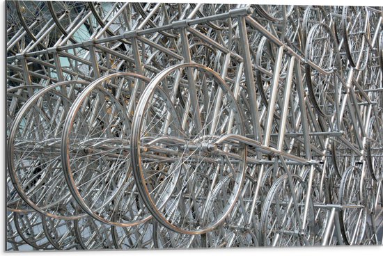 WallClassics - Dibond - Rekken vol Fietswielen - 75x50 cm Foto op Aluminium (Wanddecoratie van metaal)