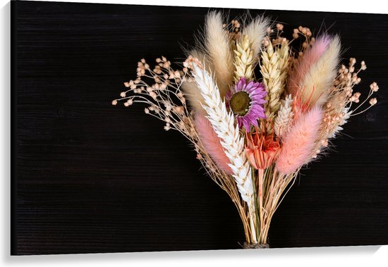 Canvas - Boeket van Verschillende Droogbloemen tegen Zwarte Houten Achtergrond - 120x80 cm Foto op Canvas Schilderij (Wanddecoratie op Canvas)