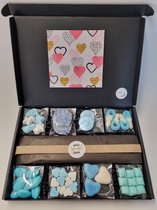 Geboorte Box - Blauw met originele geboortekaart 'Love - hartjes' met persoonlijke (video)boodschap | 8 soorten heerlijke geboorte snoepjes en een liefdevol geboortekado
