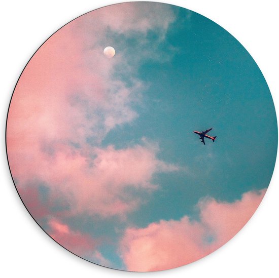 WallClassics - Dibond Muurcirkel - Vliegtuig vliegend tussen Roze Wolken met Zon - 60x60 cm Foto op Aluminium Muurcirkel (met ophangsysteem)