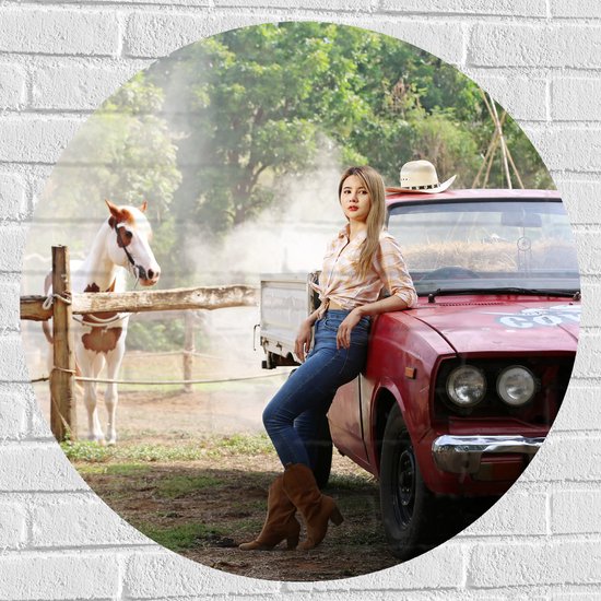 Muursticker Cirkel - Cowgirl Leunend op Rode Auto bij Paard - 80x80 cm Foto op Muursticker