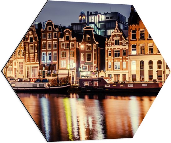 Dibond Hexagon - De Grachten van Amsterdam in de Avond in Nederland - 80x69.6 cm Foto op Hexagon (Met Ophangsysteem)