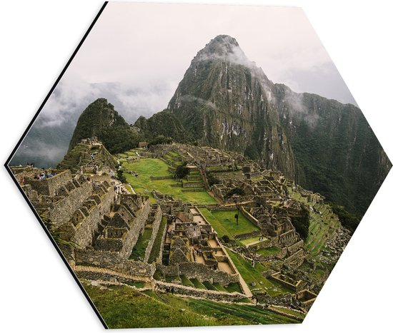 Dibond Hexagon - Machu Picchu Ruïne in Peru - 40x34.8 cm Foto op Hexagon (Met Ophangsysteem)