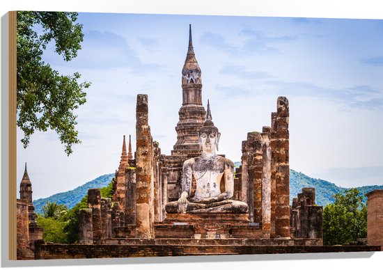 Hout - Grote Buddha op Wat Mahathat Tempel voor Berg in Ayutthaya, Thailand - 90x60 cm - 9 mm dik - Foto op Hout (Met Ophangsysteem)