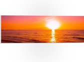 PVC Schuimplaat- Feloranje Zonsondergang bij Rozekleurige Lucht boven Zeewater - 60x20 cm Foto op PVC Schuimplaat