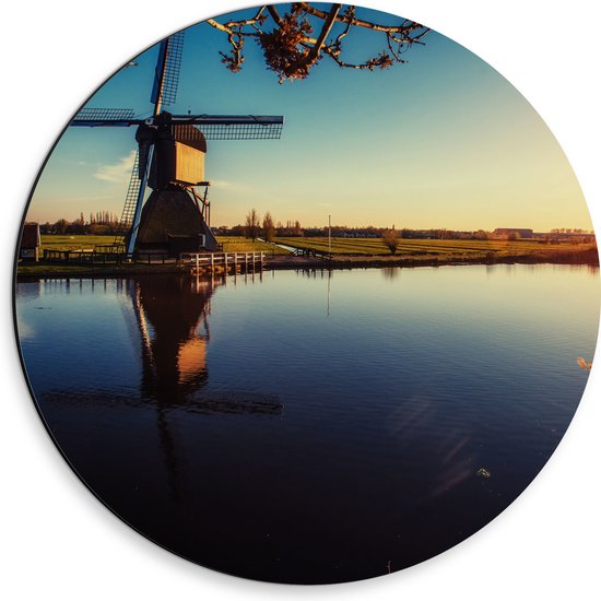 Dibond Muurcirkel - Klassiek Bruine Molen aan het Water in Weiland in Nederland - 30x30 cm Foto op Aluminium Muurcirkel (met ophangsysteem)