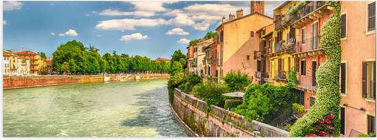 Poster Glanzend – Klassiek Italiaanse Huisjes aan Adige Rivier, Italië - 60x20 cm Foto op Posterpapier met Glanzende Afwerking