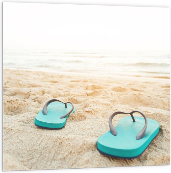 PVC Schuimplaat - Blauw Paar Slippers op Strand aan de Zee - 100x100 cm Foto op PVC Schuimplaat (Met Ophangsysteem)