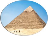 WallClassics - Dibond Ovaal - Piramide in de Woestijn - 80x60 cm Foto op Ovaal (Met Ophangsysteem)