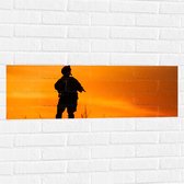 Muursticker - Silhouet van Soldaat uit het Leger bij Feloranje Lucht - 90x30 cm Foto op Muursticker