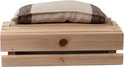 Vooraanzicht van een houten saunahoofdsteun met een zacht beige-bruin linnen kussen.