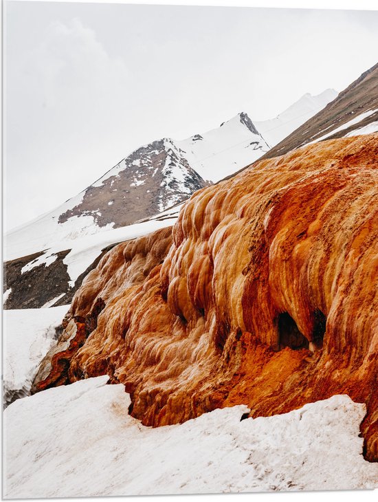 WallClassics - Acrylglas - Bruin met Oranje Rotsen op een Berg met Sneeuw - 60x80 cm Foto op Acrylglas (Met Ophangsysteem)