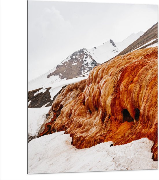 WallClassics - Dibond - Bruin met Oranje Rotsen op een Berg met Sneeuw - 75x100 cm Foto op Aluminium (Met Ophangsysteem)