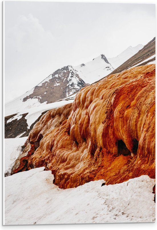 WallClassics - PVC Schuimplaat - Bruin met Oranje Rotsen op een Berg met Sneeuw - 40x60 cm Foto op PVC Schuimplaat (Met Ophangsysteem)