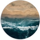 WallClassics - Dibond Muurcirkel - Golvende Zee en Strand van Boven - 140x140 cm Foto op Aluminium Muurcirkel (met ophangsysteem)