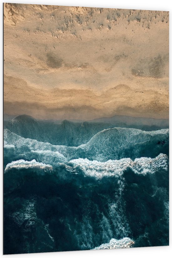 WallClassics - Dibond - Golvende Zee en Strand van Boven - 100x150 cm Foto op Aluminium (Met Ophangsysteem)