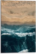 WallClassics - Dibond - Golvende Zee en Strand van Boven - 40x60 cm Foto op Aluminium (Met Ophangsysteem)