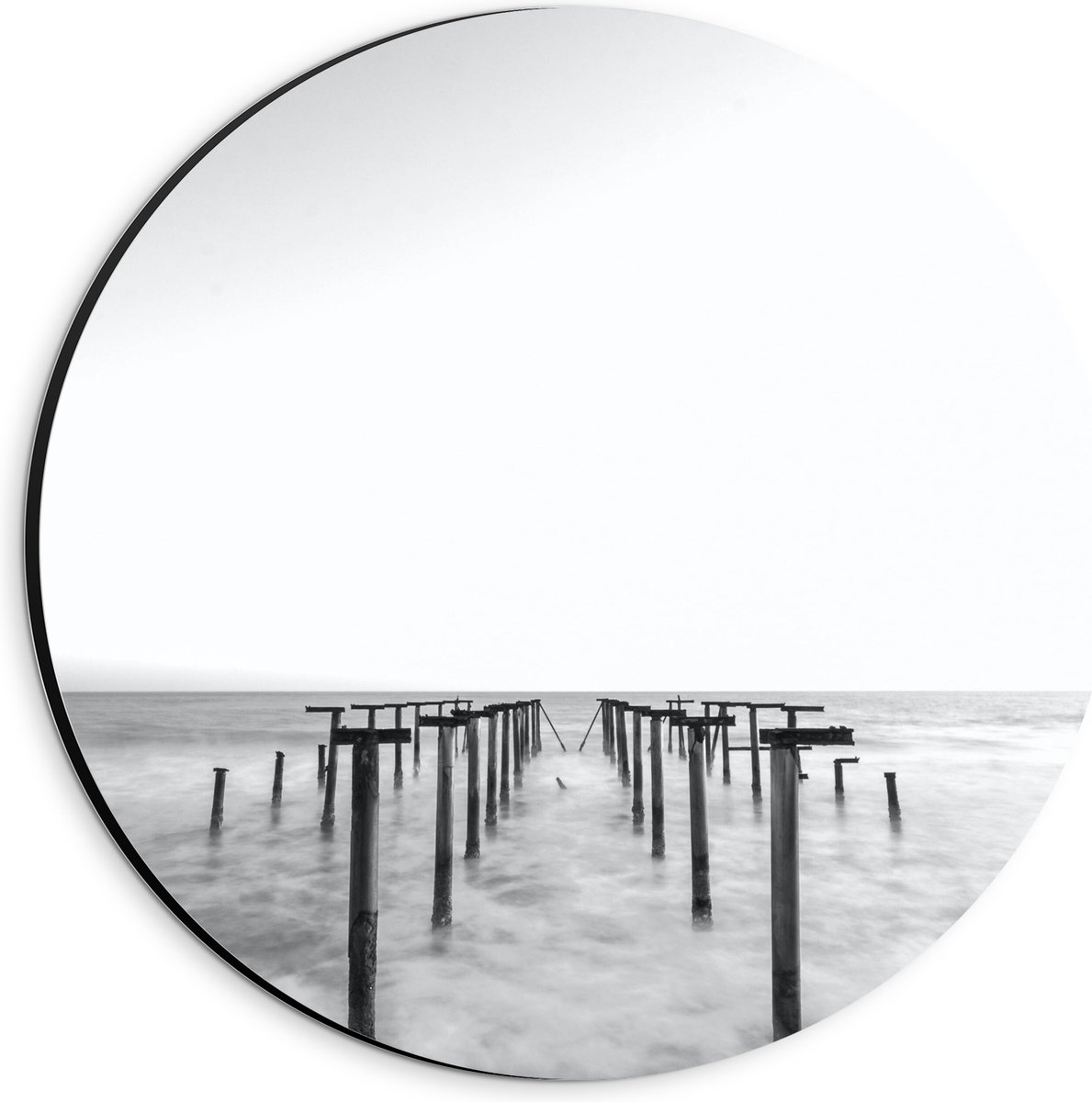 Dibond Muurcirkel - Rij Palen in de Zee - 20x20 cm Foto op Aluminium Muurcirkel (met ophan