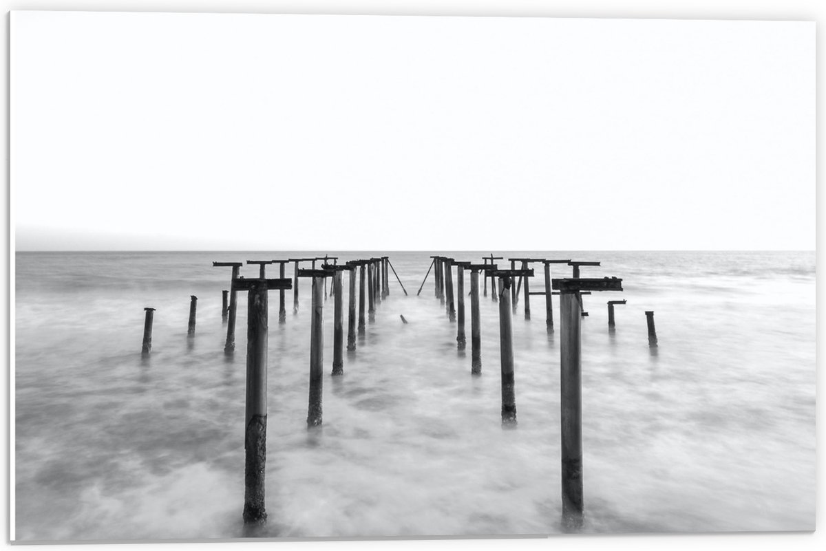 PVC Schuimplaat - Rij Palen in de Zee - 60x40 cm Foto op PVC Schuimplaat (Met Ophangsystee