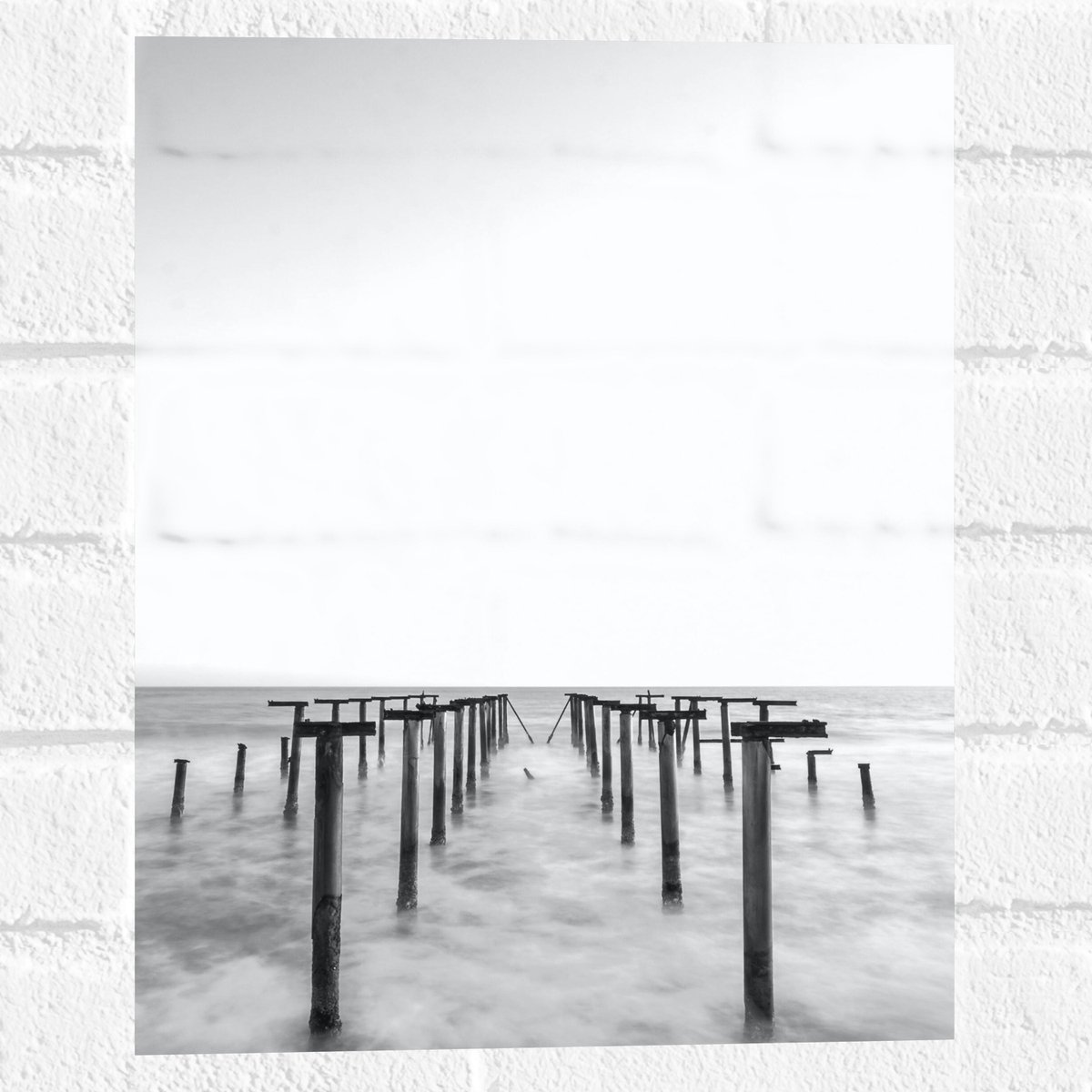 Muursticker - Rij Palen in de Zee - 30x40 cm Foto op Muursticker