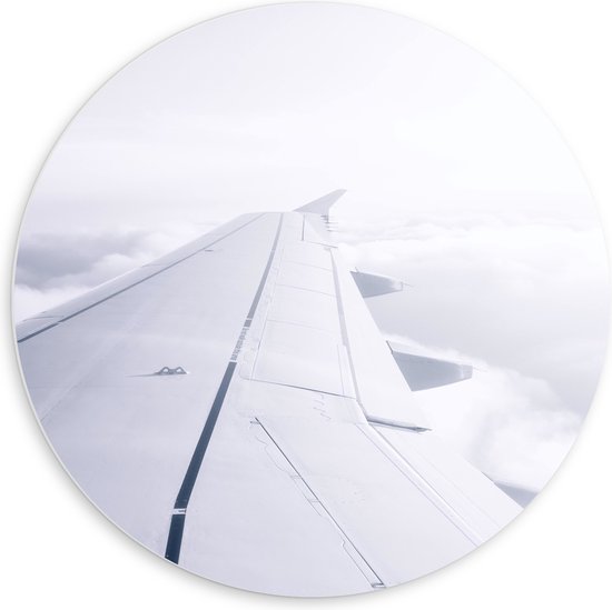 WallClassics - PVC Schuimplaat Muurcirkel - Witte Vliegtuigvleugel in Witte Wolken - 60x60 cm Foto op Muurcirkel (met ophangsysteem)