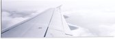 WallClassics - Dibond - Witte Vliegtuigvleugel in Witte Wolken - 120x40 cm Foto op Aluminium (Wanddecoratie van metaal)