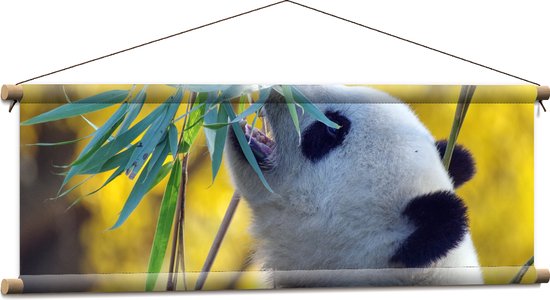 WallClassics - Textielposter - Etende Panda aan Planten - 90x30 cm Foto op Textiel