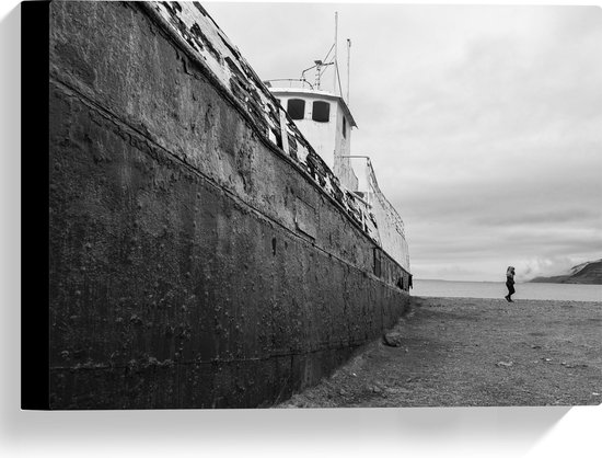 WallClassics - Canvas - Zijkant van Groot Schip in Zwart Wit - 40x30 cm Foto op Canvas Schilderij (Wanddecoratie op Canvas)