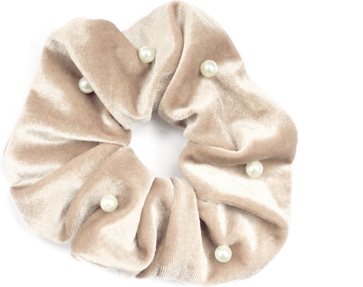 Scrunchie met parels beige - creme kleurige haarwokkel met kralen - fluwelen scrunchie met parel - ecru - STUDIO Ivana