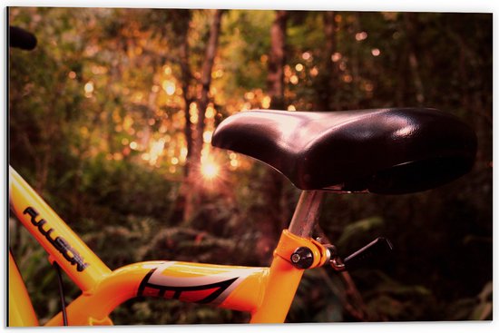 WallClassics - Dibond - Zadel van Gele Fiets in het Bos - 60x40 cm Foto op Aluminium (Met Ophangsysteem)