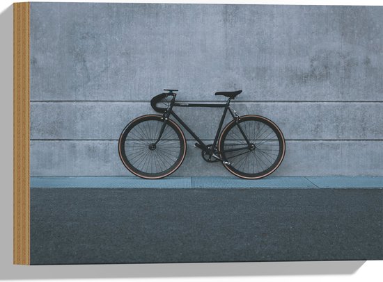 WallClassics - Hout - Zwarte Fiets tegen Grijze Muur - 40x30 cm - 9 mm dik - Foto op Hout (Met Ophangsysteem)