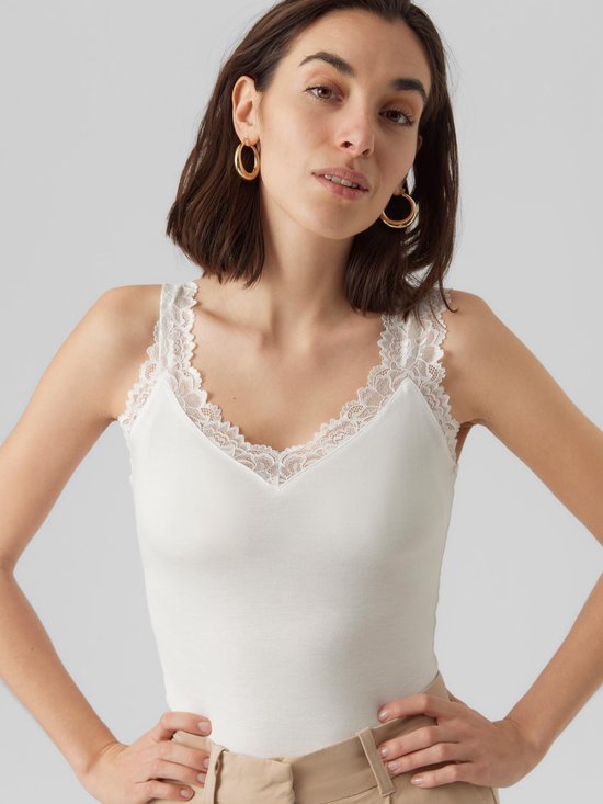 Witte kanten camisole met v-hals gedragen door een model.