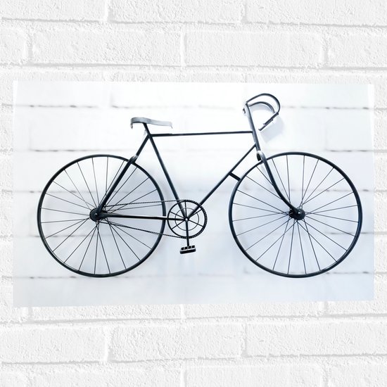 WallClassics - Muursticker - Vélo noir accroché à un Witte - 60 x 40 cm - Photo sur Muursticker
