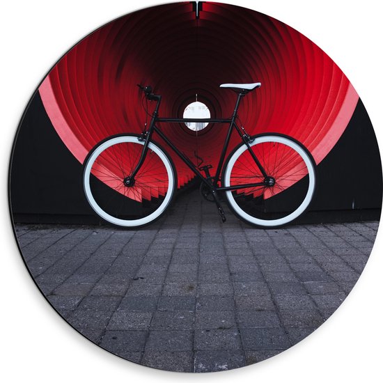 WallClassics - Dibond Muurcirkel - Zwart met Witte Fiets geparkeerd voor Oranje Tunnel - 30x30 cm Foto op Aluminium Muurcirkel (met ophangsysteem)