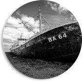 WallClassics - PVC Schuimplaat Muurcirkel - Zwart Gestrand Schip - Zwart Wit - 40x40 cm Foto op Muurcirkel (met ophangsysteem)