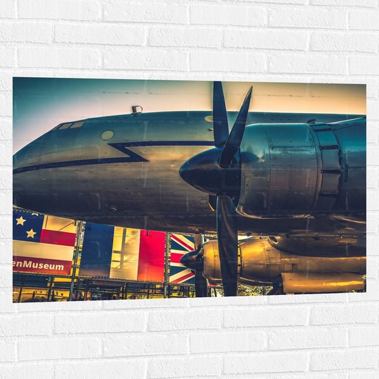 WallClassics - Muursticker - Zijkanten van Vliegtuigen - 105x70 cm Foto op Muursticker