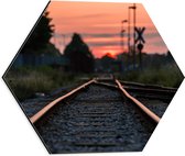 WallClassics - Dibond Hexagon - Zonsondergang bij het Spoor - 40x34.8 cm Foto op Hexagon (Met Ophangsysteem)