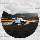 WallClassics - Muursticker Cirkel - Witte Grote Auto door het Water bij het Berglandschap - 60x60 cm Foto op Muursticker