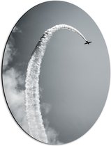 WallClassics - Dibond Ovaal - Witte Vliegstreep van Vliegtuigje - 42x56 cm Foto op Ovaal (Met Ophangsysteem)