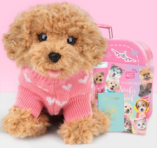 Foto: Studio pets knuffel toypoedel cookie set pluche knuffel 23cm roze speelgoedkoffer paspoort stickerboek