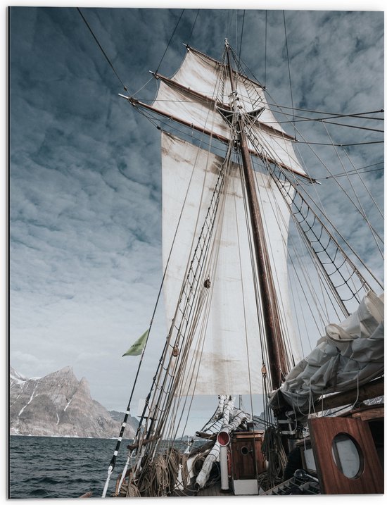 WallClassics - Dibond - Zeilboot op Oceaan - 60x80 cm Foto op Aluminium (Met Ophangsysteem)