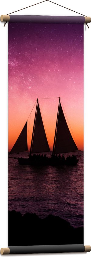 WallClassics - Textielposter - Zeilboot op Zee met paars gele Lucht - 30x90 cm Foto op Textiel