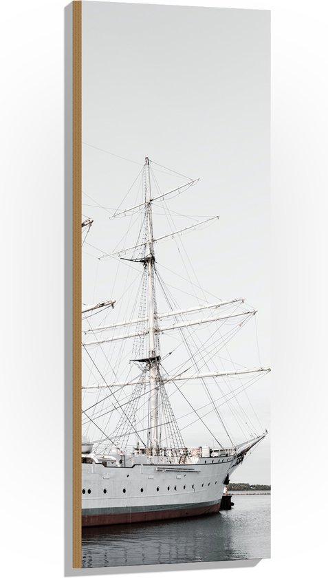 WallClassics - Hout - Witte Boot op Water - 40x120 cm - 9 mm dik - Foto op Hout (Met Ophangsysteem)