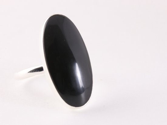 Langwerpige zilveren ring met onyx - maat 19
