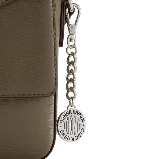 DKNY Cuir Sac à épaule bandoulière Sac à épaule Bryant Sutton Crossbody Bag Truffle Marron clair