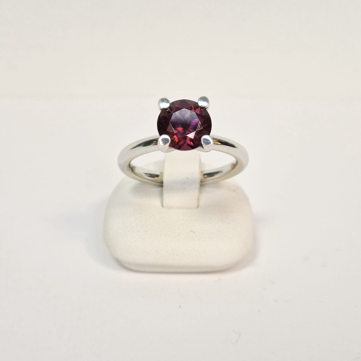 Dames ring - Marbeau - 1957WG - ring - witgoud - 14 krt - rhodoliet - edelsteen - Juwelier Verlinden St. Hubert - van €852,= voor €689,=