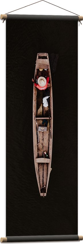 WallClassics - Textielposter - Bovenaanzicht van Visser in Smal Houten Vissersbootje op Donker Water - 40x120 cm Foto op Textiel