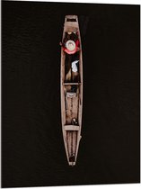 WallClassics - Acrylglas - Bovenaanzicht van Visser in Smal Houten Vissersbootje op Donker Water - 75x100 cm Foto op Acrylglas (Wanddecoratie op Acrylaat)